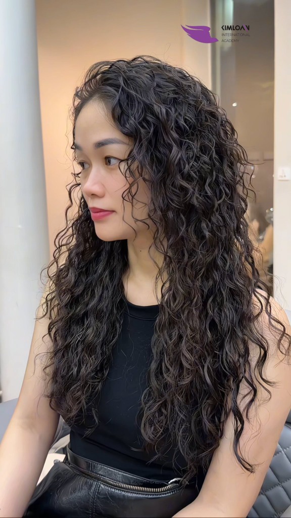 Góc nghiêng phô diễn những lọn sóng xoăn uốn Jelly Perm căng nảy, bóng khỏe