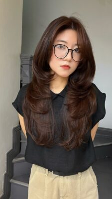 Kiểu tóc High Layer được tạo kiểu bồng bềnh tự nhiên mang lại vẻ đẹp hiện đại và thời thượng tại Kim Loan Hair Salon
