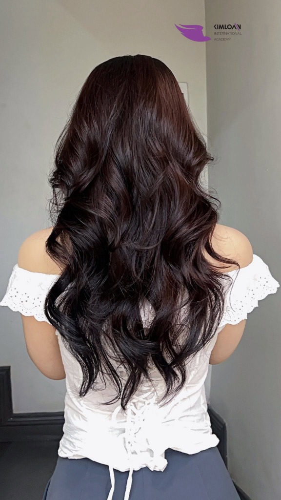 Xoăn Chuyển Động Thiết Kế Cho Nàng Gen Z: Sức Hút Tự Nhiên, Trẻ Trung Và Đầy Phong Cách 1 Mái tóc uốn xoăn chuyển động nhìn từ phía sau vô cùng bồng bềnh quyến rũ