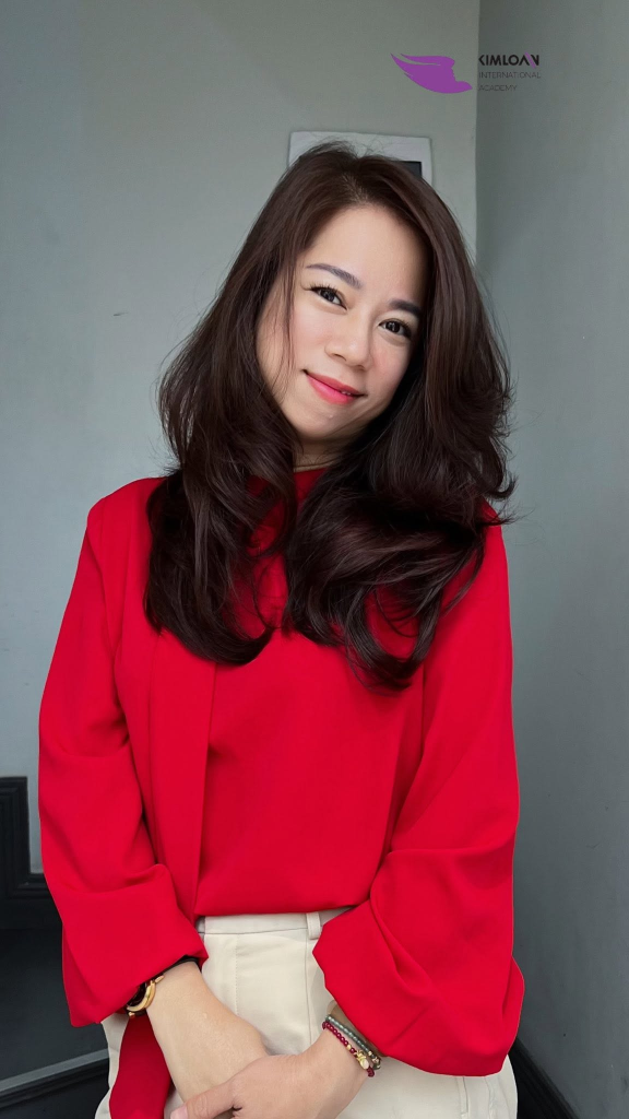 Như Trang Bùi rạng rỡ với mái tóc uốn xoăn chuyển động và nhuộm sinh học thiết kế bởi Kim Loan Hair Salon