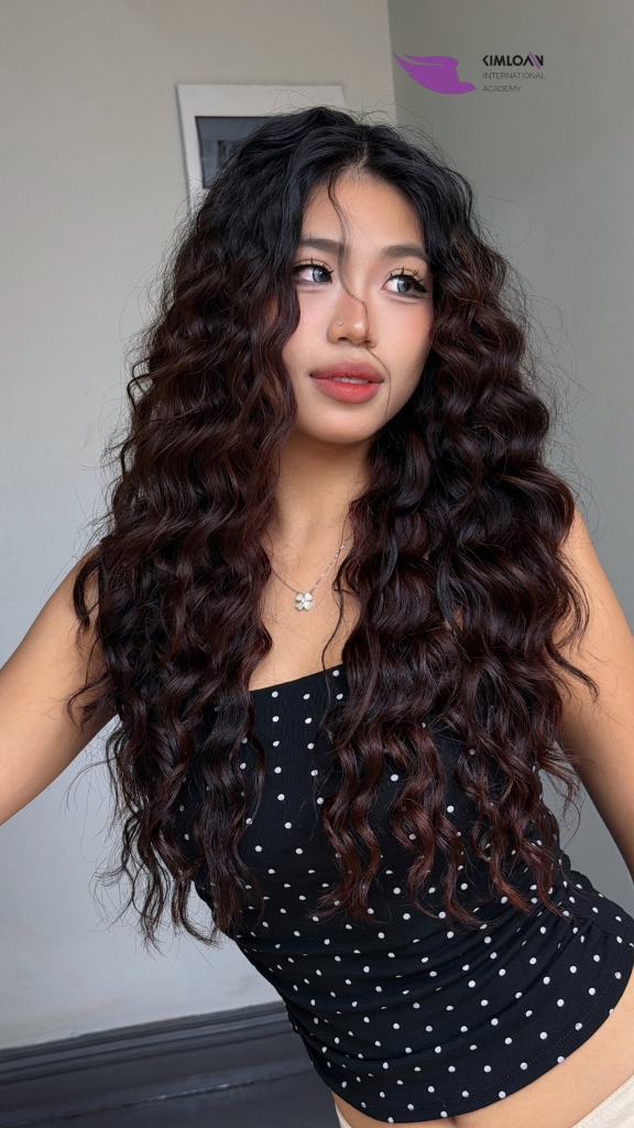 Jelly Perm: Kiểu Tóc Uốn Xoăn Bồng Bềnh "Đúng Gu" Cho Cô Nàng Cá Tính Tại Kim Loan Hair Salon 1 Mẫu tóc uốn xoăn Jelly Perm bồng bềnh cá tính tại Kim Loan Hair Salon