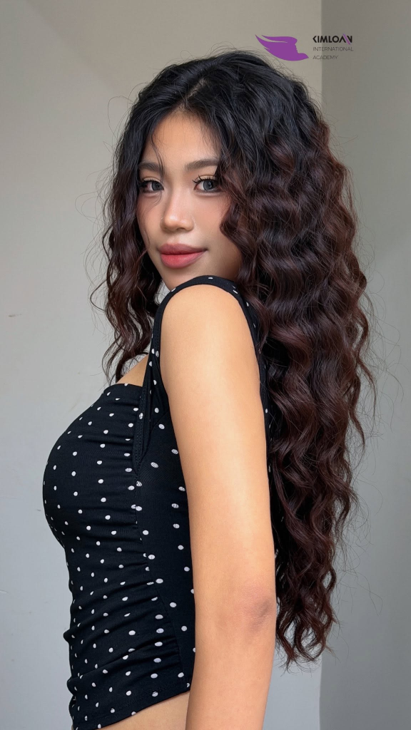 Jelly Perm: Kiểu Tóc Uốn Xoăn Bồng Bềnh "Đúng Gu" Cho Cô Nàng Cá Tính Tại Kim Loan Hair Salon 2 Góc nghiêng thần thánh phô diễn phom xoăn Jelly Perm đẹp hoàn hảo