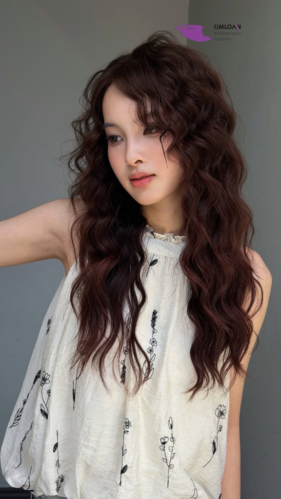 Góc nghiêng phô diễn trọn vẹn những đường sóng tóc Jelly Perm mượt mà