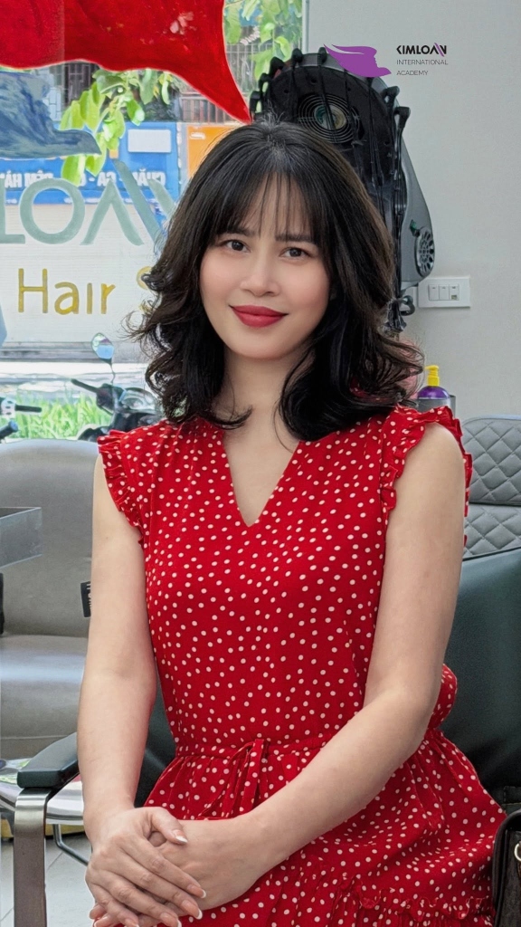 Thanh Huyền cười tươi rạng rỡ sau khi thực hiện nâng nhẹ chân tóc uốn Thượng Hải