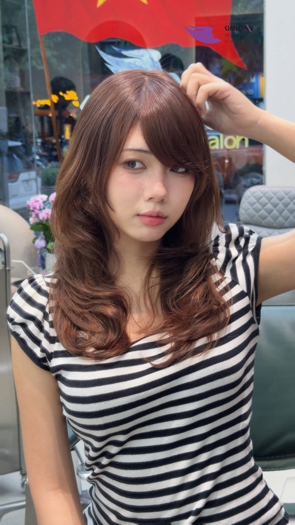 Tóc High Layer Mix Side Bangs: Sự Kết Hợp Thời Thượng, Nâng Tầm Khí Chất Cho Phái Đẹp Tại Kim Loan Hair Salon 1 Mẫu tóc High Layer kết hợp mái Side Bangs trẻ trung năng động