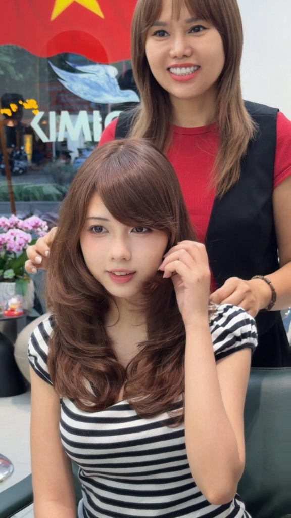 Tóc High Layer Mix Side Bangs: Sự Kết Hợp Thời Thượng, Nâng Tầm Khí Chất Cho Phái Đẹp Tại Kim Loan Hair Salon 2 Stylist tại Kim Loan đang thiết kế kiểu tóc High Layer mix Side Bangs cho khách hàng