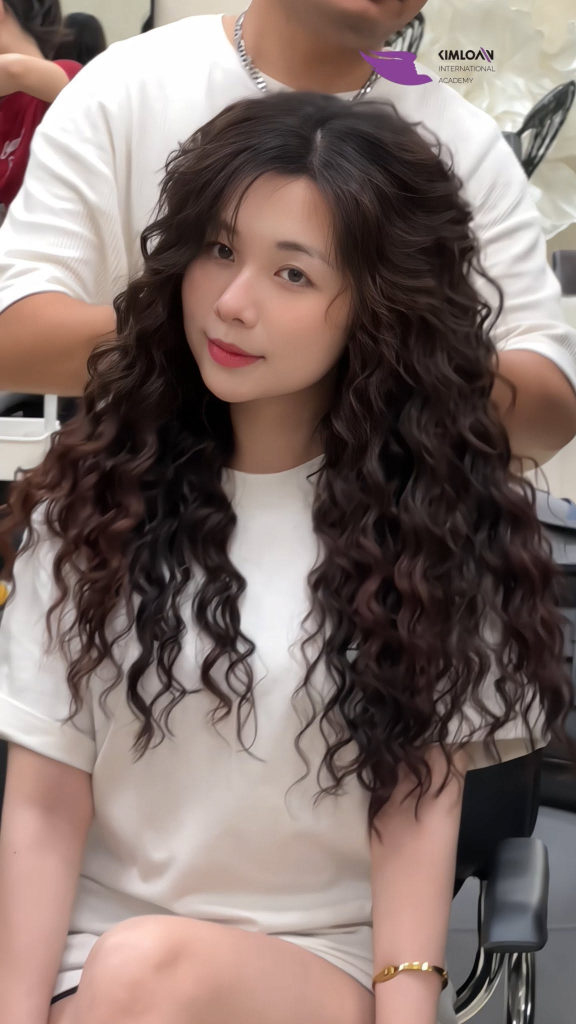 Uốn Xoăn Jelly Perm: Kiểu Tóc "Gây Nghiện" Giúp Chị Em Khó Quay Lại Tóc Thẳng Tại Kim Loan Hair Salon 1 Mẫu tóc uốn xoăn Jelly Perm bồng bềnh cá tính cho phái đẹp