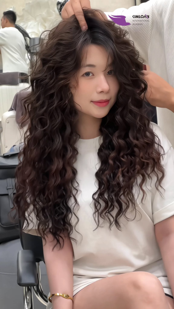 Uốn Xoăn Jelly Perm: Kiểu Tóc "Gây Nghiện" Giúp Chị Em Khó Quay Lại Tóc Thẳng Tại Kim Loan Hair Salon 2 Stylist tại Kim Loan đang tạo kiểu tóc xoăn Jelly Perm cho khách hàng