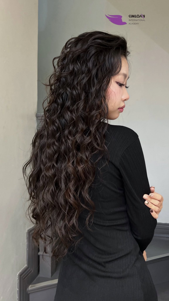 Jelly Perm Gây Mê: Kiểu Tóc Càng Để Càng Hợp, Càng Ngắm Càng Thấy Thích Tại Kim Loan Hair Salon 1 Phom dáng tóc xoăn Jelly Perm cực kỳ bồng bềnh từ phía sau
