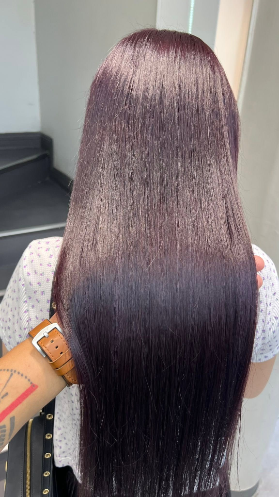 Màu nhuộm nâu đỏ mềm mượt sang trọng nhìn từ phía sau góc trái