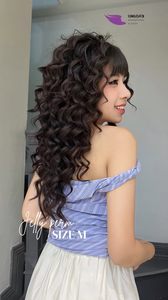 Phom dáng uốn xoăn Jelly Perm Size M nhìn từ phía sau góc nghiêng
