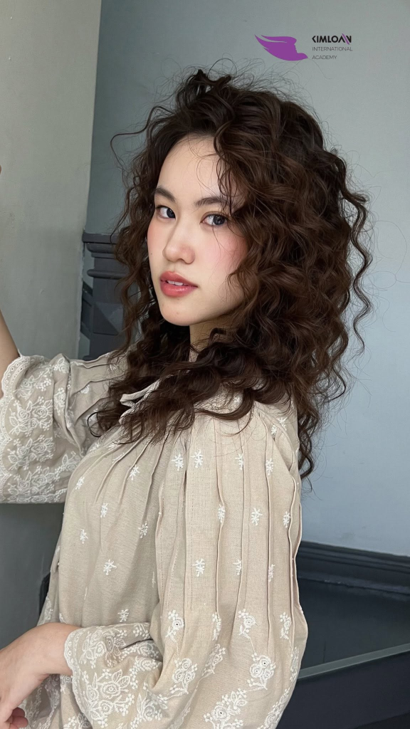 Uốn Xoăn Jelly Perm: Trải Nghiệm Thay Thế Tóc Thẳng Nhất Định Phải Thử Một Lần Tại Kim Loan Hair Salon 1 Khách hàng xinh đẹp trải nghiệm kiểu uốn Jelly Perm