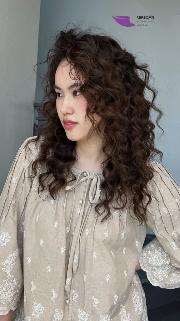 Uốn Xoăn Jelly Perm: Trải Nghiệm Thay Thế Tóc Thẳng Nhất Định Phải Thử Một Lần Tại Kim Loan Hair Salon 2 Phom dáng sóng uốn Jelly Perm nhìn từ góc nghiêng sâu