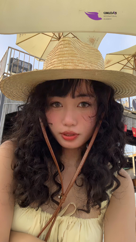 Uốn Xoăn Jelly Perm Đi Biển: Kiểu Tóc Xinh, Lên Ảnh Đẹp Cho Nàng Tự Tin Tỏa Sáng Tại Kim Loan Hair Salon 1 Ảnh feedback khách hàng uốn Jelly Perm đi biển cùng mũ cói