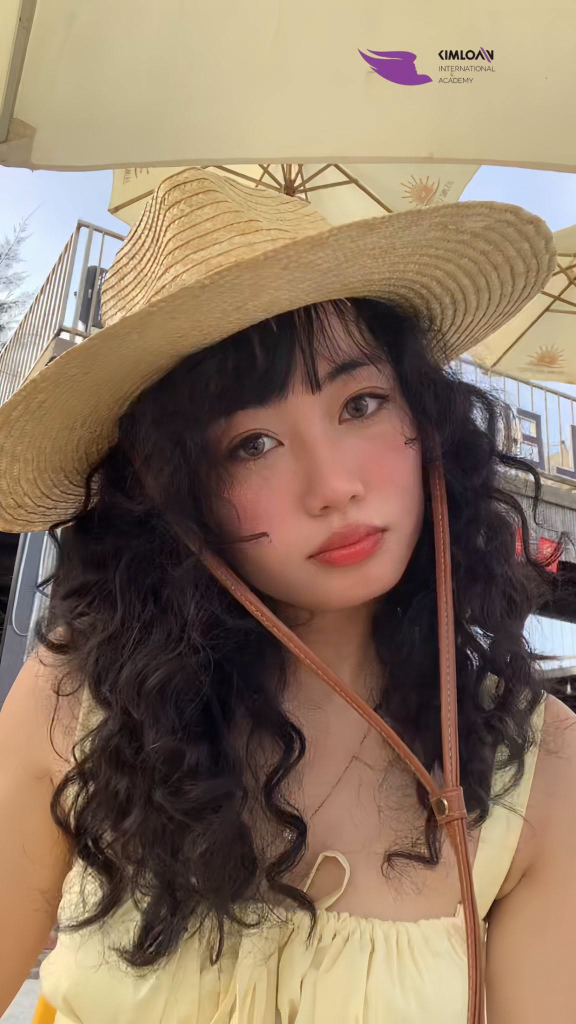 Uốn Xoăn Jelly Perm Đi Biển: Kiểu Tóc Xinh, Lên Ảnh Đẹp Cho Nàng Tự Tin Tỏa Sáng Tại Kim Loan Hair Salon 2 Góc nghiêng duyên dáng của khách hàng với tóc xoăn Jelly Perm