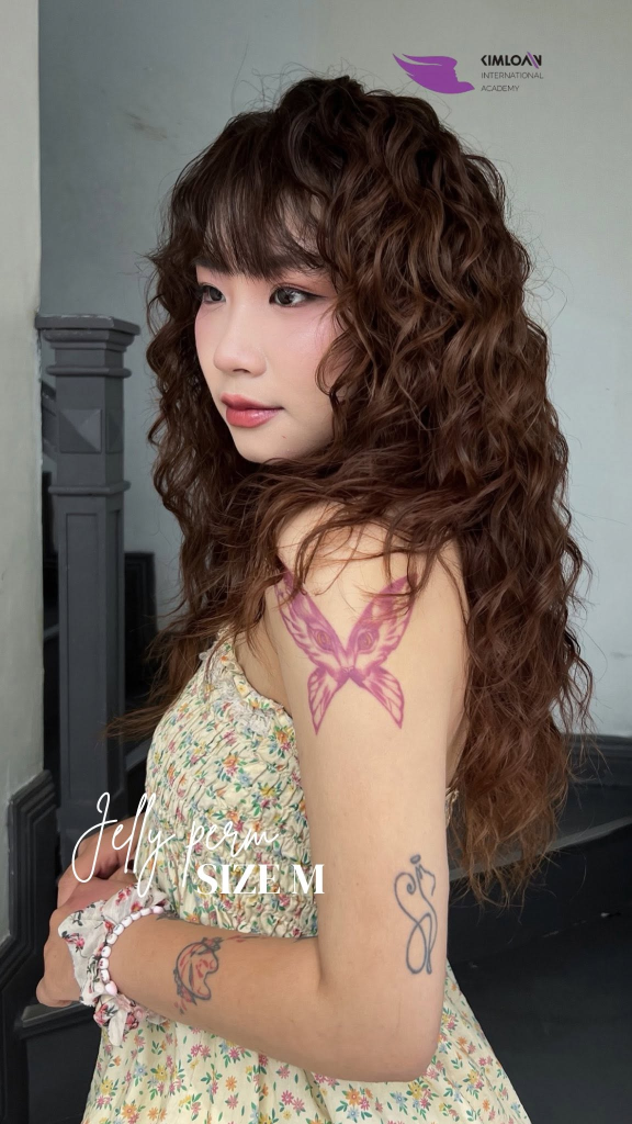 Góc nghiêng cá tính với tóc Jelly Perm Size M và hình xăm bươm bướm