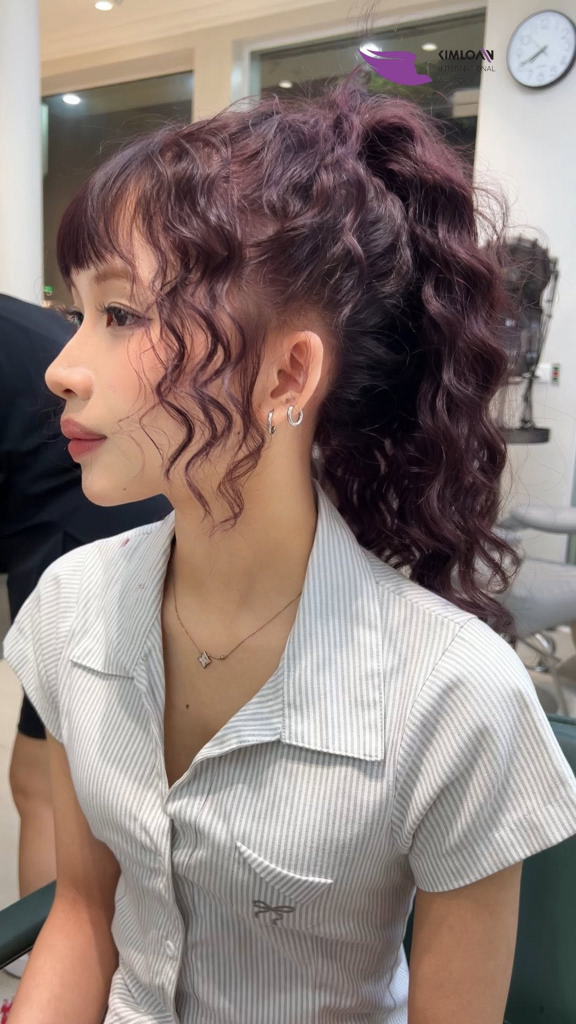 Góc nghiêng cá tính của khách hàng uốn Jelly Perm buộc tóc cao