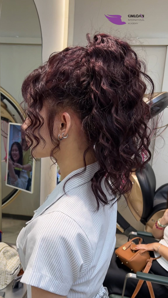 Phom tóc Jelly Perm buộc đuôi ngựa cao nhìn từ phía sau