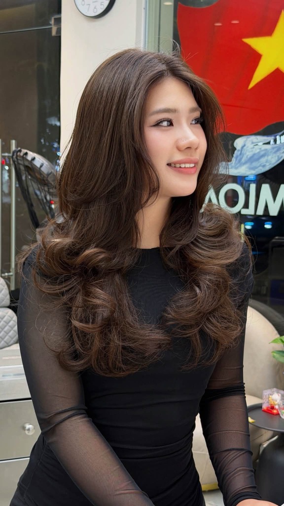 Chân dung khách hàng uốn High Layer Perm mỉm cười rạng rỡ tại Kim Loan