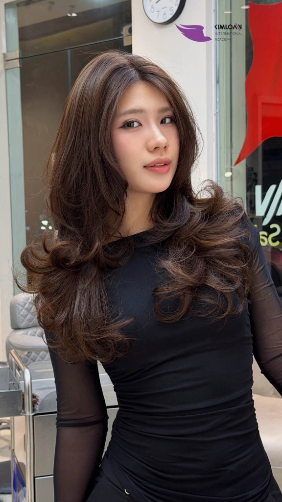 Góc nghiêng của phom uốn High Layer Perm nhìn từ một bên