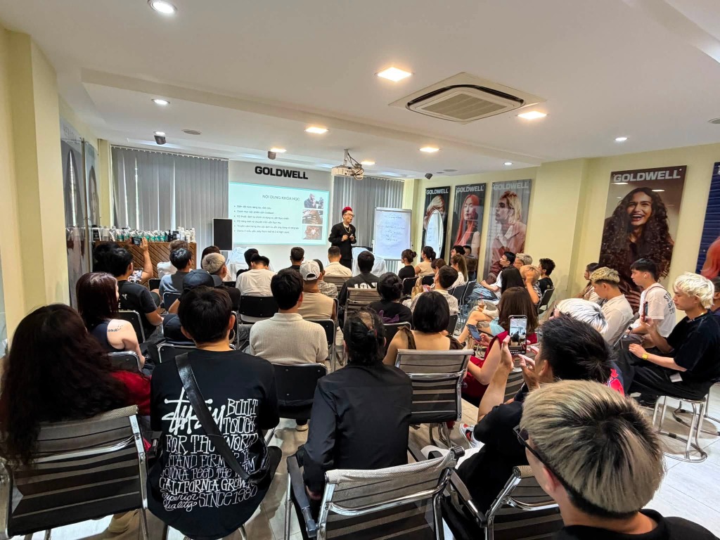 Giải Mã Xu Hướng Uốn 2026: Jelly Perm Thế Hệ 2 & High Layer Perm – Workshop Độc Quyền Kim Loan × Goldwell Việt Nam 2 Toàn cảnh học viên chăm chú theo dõi buổi chia sẻ tại workshop