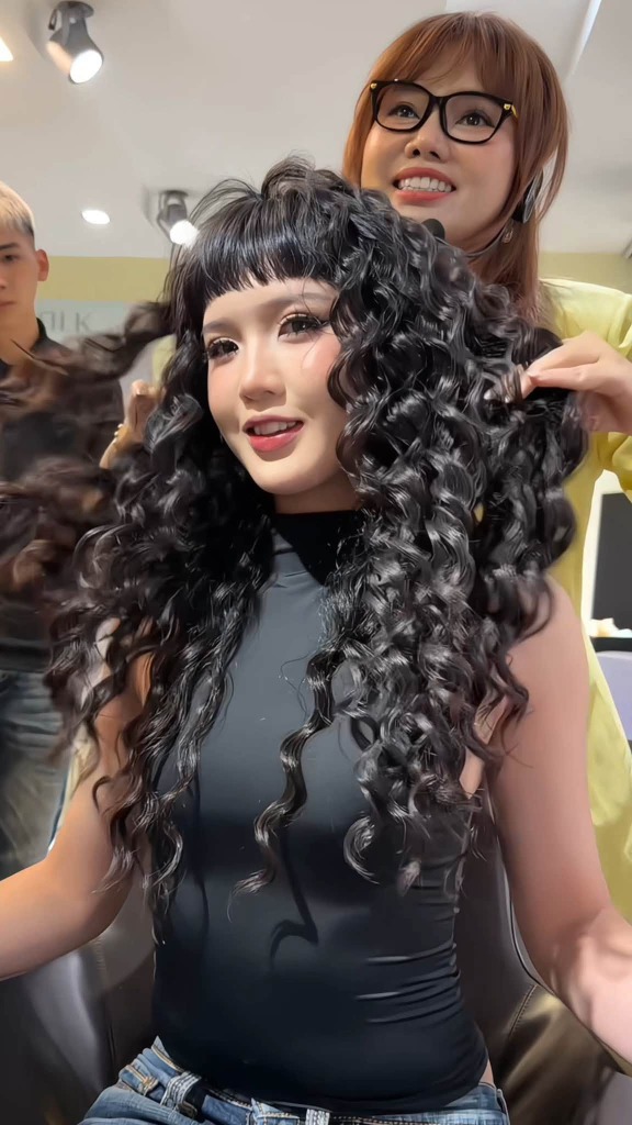 Jelly Perm Thế Hệ 2 Kết Hợp Baby Bangs: Bản Phối Cá Tính Độc Bản Cho Nàng Hiện Đại Tại Kim Loan Hair Salon 1 Phương Anh rạng rỡ với mái tóc Jelly Perm Thế Hệ 2 kết hợp Baby Bangs