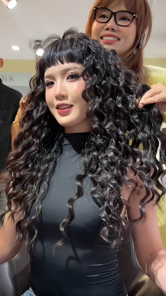 Jelly Perm Thế Hệ 2 Kết Hợp Baby Bangs: Bản Phối Cá Tính Độc Bản Cho Nàng Hiện Đại Tại Kim Loan Hair Salon 2 Cận cảnh sóng tóc uốn thạch bồng bềnh mềm mại của Phương Anh