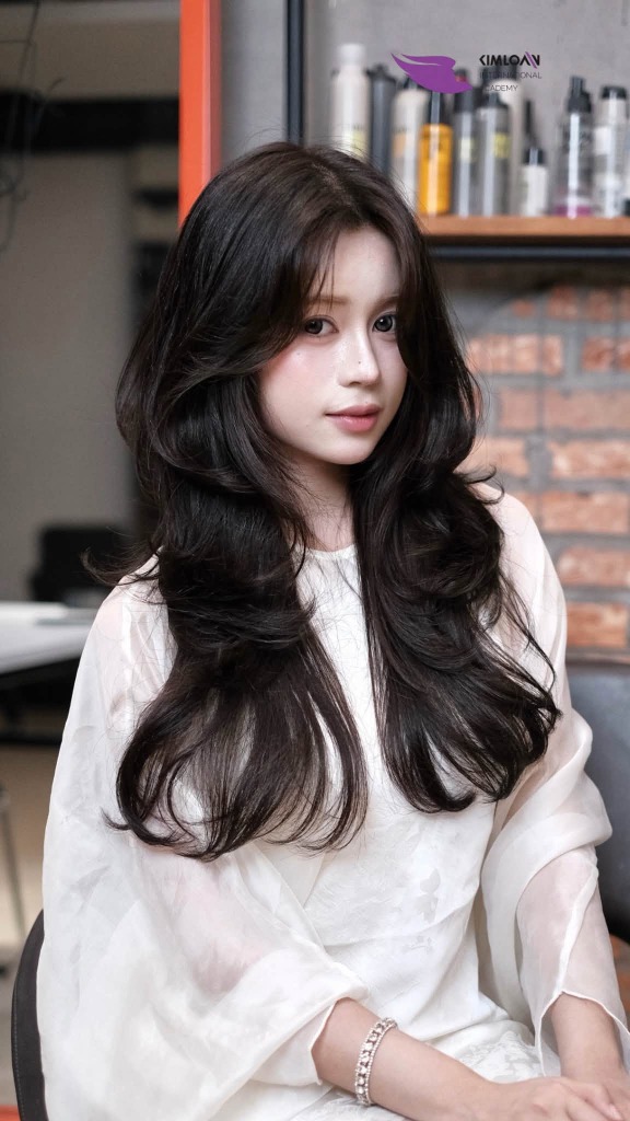 Uốn High Layer Perm Thiết Kế: Đo Ni Đóng Giày Cho Vẻ Đẹp Độc Bản Của Riêng Bạn Tại Kim Loan Hair Salon 1 Vẻ đẹp tự nhiên rạng ngời của khách hàng uốn High Layer Perm thiết kế