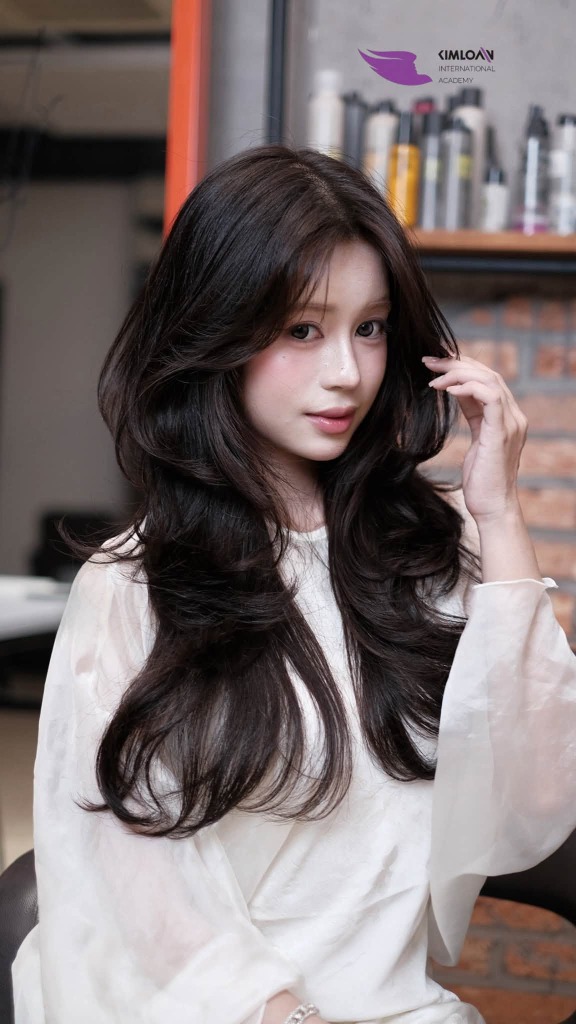 Uốn High Layer Perm Thiết Kế: Đo Ni Đóng Giày Cho Vẻ Đẹp Độc Bản Của Riêng Bạn Tại Kim Loan Hair Salon 2 Khách hàng tự tin nâng nhẹ lọn tóc High Layer Perm bóng mượt