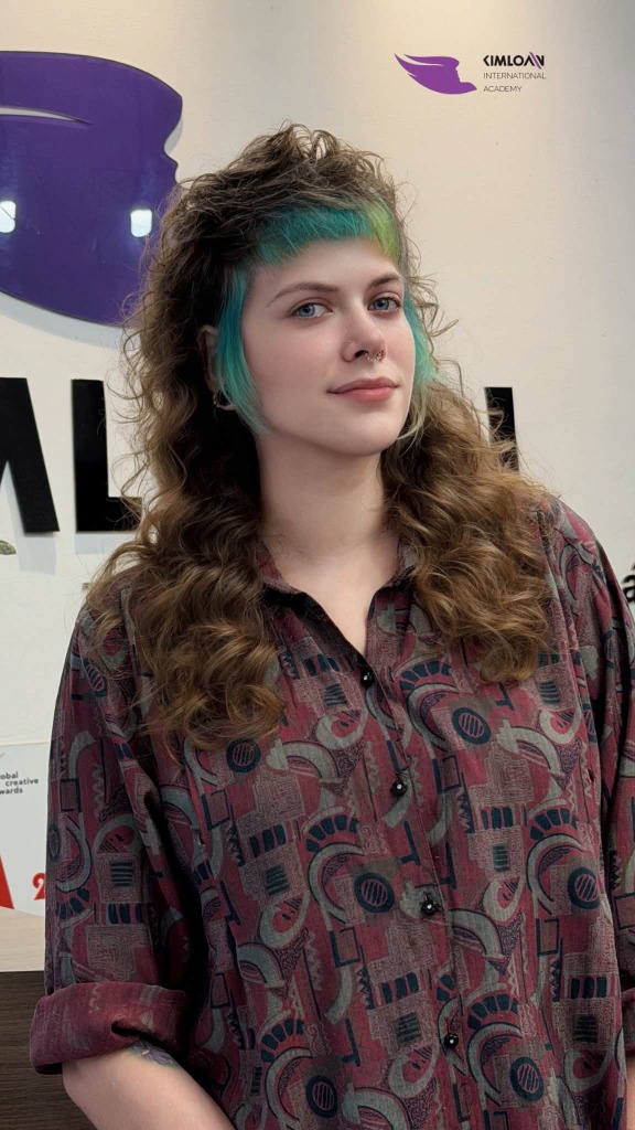 Uốn Mullet Thiết Kế Phá Cách Kết Hợp Highlight Xanh Ngọc: Bản Phối Nghệ Thuật Cho Mái Tóc Độc Bản Tại Kim Loan Hair Salon 1 Chân dung khách hàng với kiểu uốn Mullet highlight xanh ngọc thời thượng
