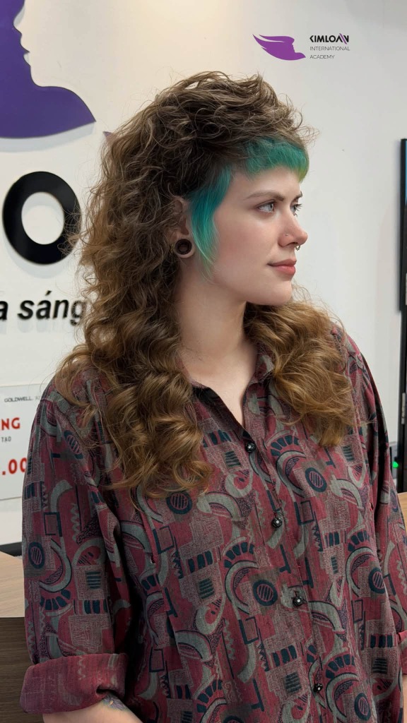 Uốn Mullet Thiết Kế Phá Cách Kết Hợp Highlight Xanh Ngọc: Bản Phối Nghệ Thuật Cho Mái Tóc Độc Bản Tại Kim Loan Hair Salon 2 Góc nghiêng thể hiện phom cắt Mullet layer phân tầng sắc sảo