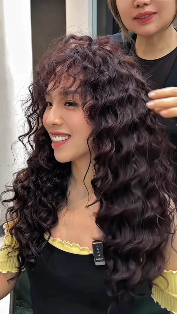 Jelly Perm: Quyết Định Thay Đổi Mái Tóc Để Yêu Thương Bản Thân Nhiều Hơn Tại Kim Loan Hair Salon 1 Góc nghiêng khoe phom sóng uốn Jelly Perm bồng bềnh mềm mại
