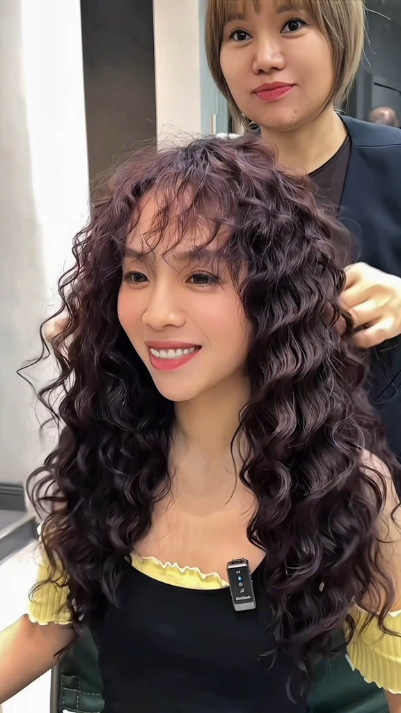 Jelly Perm: Quyết Định Thay Đổi Mái Tóc Để Yêu Thương Bản Thân Nhiều Hơn Tại Kim Loan Hair Salon 2 Stylist Kim Loan tỉ mỉ chăm chút từng lọn sóng tóc cho khách hàng