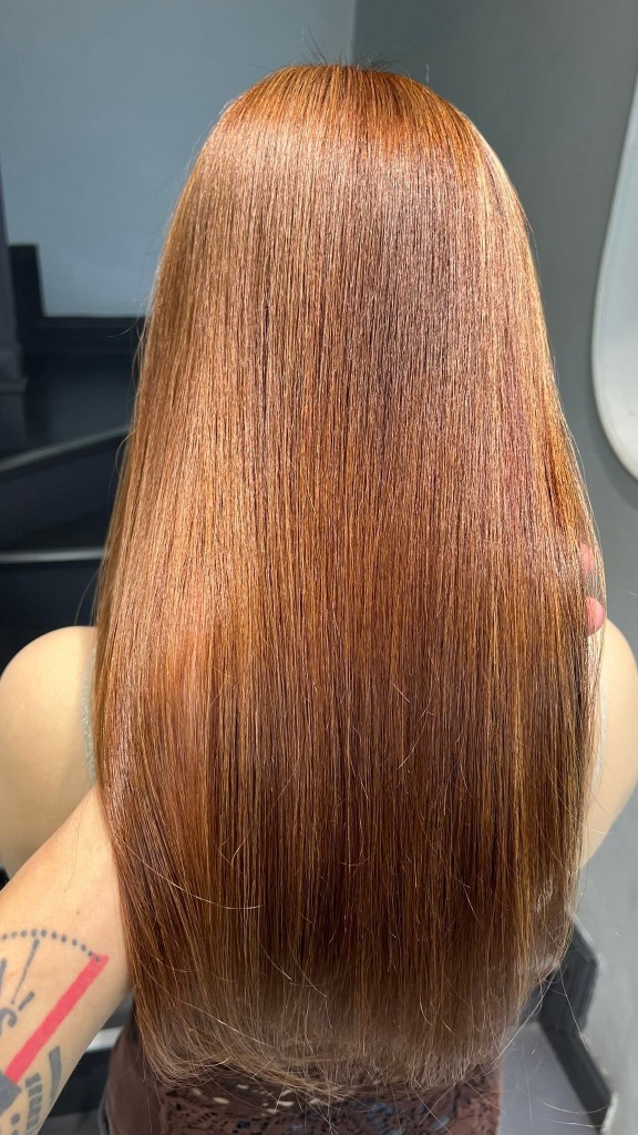 Nhuộm Màu Nâu Đồng: Lựa Chọn Tôn Da Hoàn Hảo Và Nâng Tầm Diện Mạo Tại Kim Loan Hair Salon 1 Suối tóc thẳng màu nâu đồng siêu bóng mượt nhuộm tại Kim Loan Hair Salon