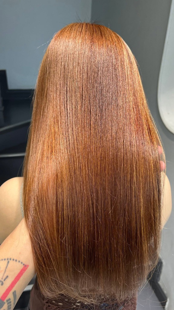 Nhuộm Màu Nâu Đồng: Lựa Chọn Tôn Da Hoàn Hảo Và Nâng Tầm Diện Mạo Tại Kim Loan Hair Salon 2 Suối tóc óng ả rực rỡ màu nâu đồng dưới ánh sáng phòng chụp