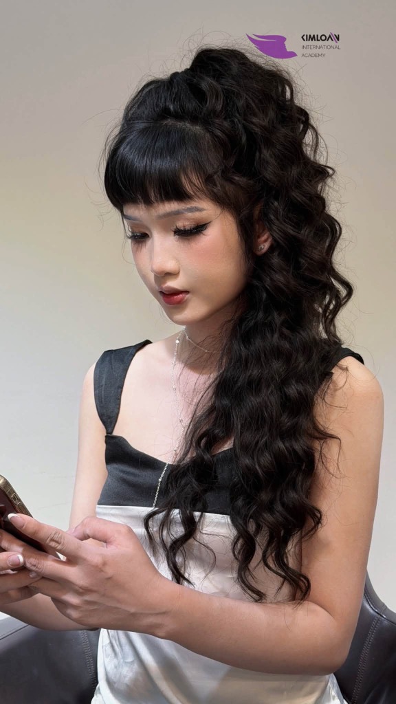 Mái tóc uốn Jelly Perm buộc cao cá tính từ góc nhìn chính diện nghiêng nhẹ
