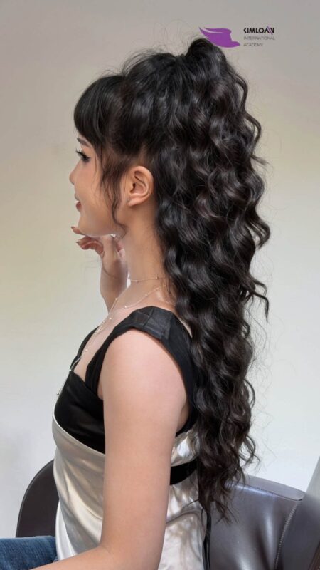 Buộc Tóc Cao Jelly Perm: Giải Pháp Tạo Kiểu Năng Động Cho Quý Cô Hiện Đại Tại Kim Loan Hair Salon 1 Buộc Tóc Cao Jelly Perm: Giải Pháp Tạo Kiểu Năng Động Cho Quý Cô Hiện Đại Tại Kim Loan Hair Salon 1