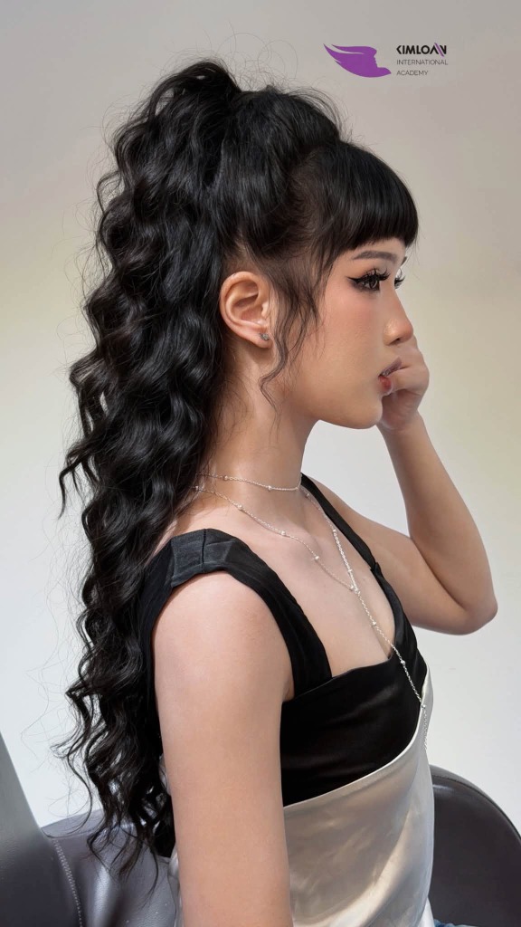 Đuôi tóc uốn Jelly Perm bồng bềnh chụp từ góc nghiêng phải