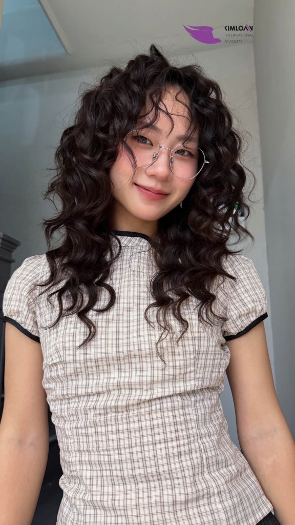 Jelly Perm: Lựa Chọn Phá Vỡ Sự Nhạt Nhòa Cho Cô Nàng Gen Z Cá Tính Tại Kim Loan Hair Salon 1 Cô nàng Gen Z nháy mắt tinh nghịch khoe mái tóc Jelly Perm cuốn hút