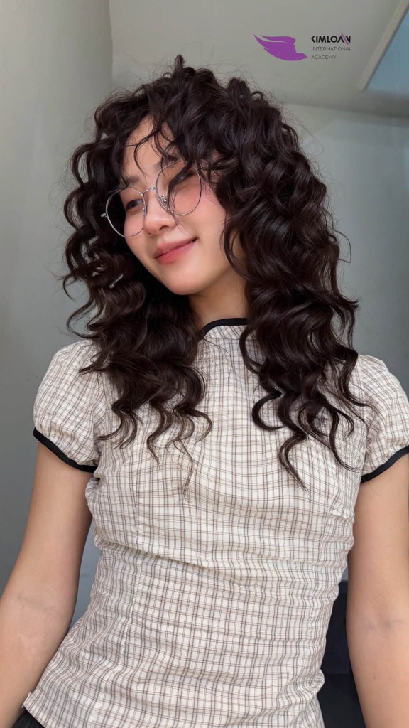 Jelly Perm: Lựa Chọn Phá Vỡ Sự Nhạt Nhòa Cho Cô Nàng Gen Z Cá Tính Tại Kim Loan Hair Salon 2 Mái tóc uốn Jelly Perm chụp từ góc nghiêng phải tôn phom dáng dày dặn