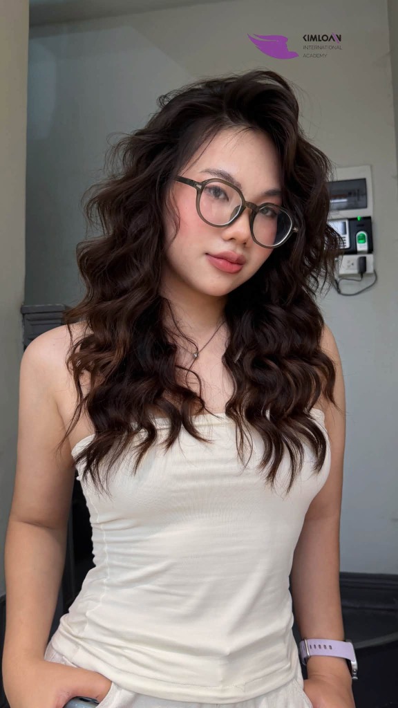 Khách hàng tự tin khoe mái tóc uốn Jelly Perm Size 20 bồng bềnh