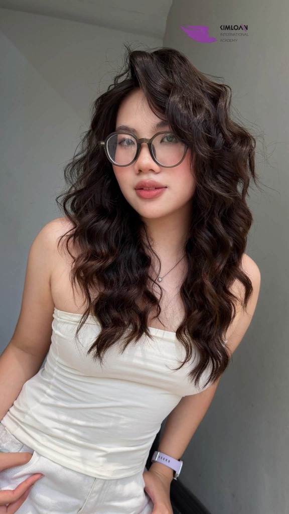 Góc chụp thẳng khoe phom dáng bồng bềnh cá tính của Jelly Perm Size 20