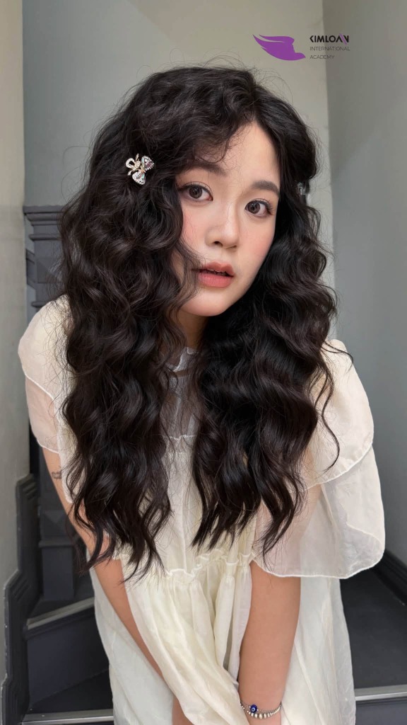 Jelly Perm Thiết Kế: Giải Pháp Tạo Kiểu Cá Nhân Hóa Tôn Vinh Vẻ Đẹp Độc Bản Tại Kim Loan Hair Salon 1 Mái tóc uốn Jelly Perm thiết kế nghiêng đầu nhẹ nhàng trước ống kính