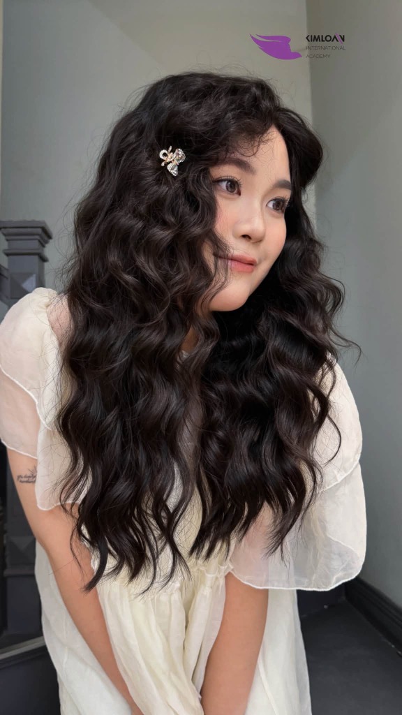 Jelly Perm Thiết Kế: Giải Pháp Tạo Kiểu Cá Nhân Hóa Tôn Vinh Vẻ Đẹp Độc Bản Tại Kim Loan Hair Salon 2 Góc chụp nghiêng mặt cười duyên dáng khoe lọn sóng uốn Jelly Perm
