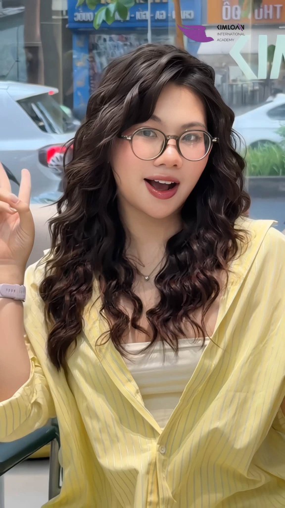 Jelly Perm Cho Mặt Tròn Tóc Xẹp: Tạo Độ Phồng Tự Nhiên Và Tôn Đường Nét Tại Kim Loan Hair Salon 1 Cô nàng mặt tròn cá tính tự tin khoe mái tóc uốn Jelly Perm bồng bềnh