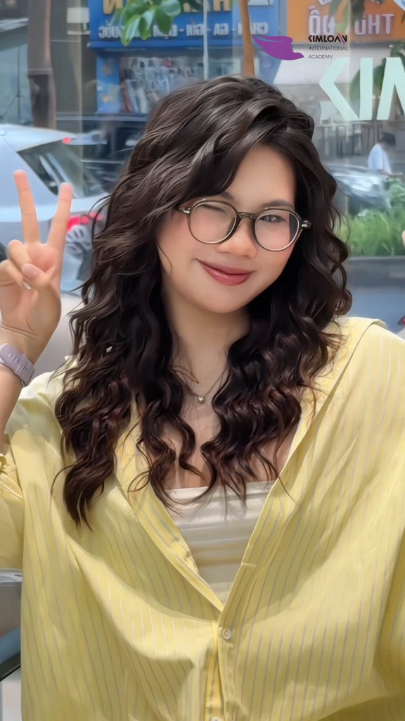 Jelly Perm Cho Mặt Tròn Tóc Xẹp: Tạo Độ Phồng Tự Nhiên Và Tôn Đường Nét Tại Kim Loan Hair Salon 2 Vẻ ngoài ngọt ngào và năng động của cô nàng Gen Z với mái tóc Jelly Perm nháy mắt dễ thương