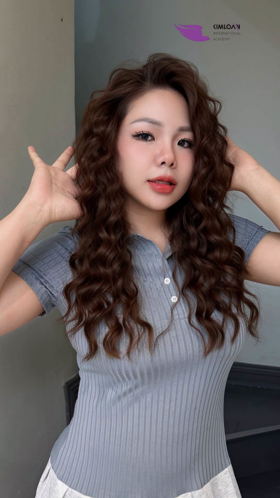 Tóc Mỏng Nhưng Thích Xoăn Lớn? Bí Quyết Uốn Jelly Perm Giữ Độ Bồng Tự Nhiên Cùng Kim Loan Hair Salon 1 Tóc Mỏng Nhưng Thích Xoăn Lớn? Bí Quyết Uốn Jelly Perm Giữ Độ Bồng Tự Nhiên Cùng Kim Loan Hair Salon