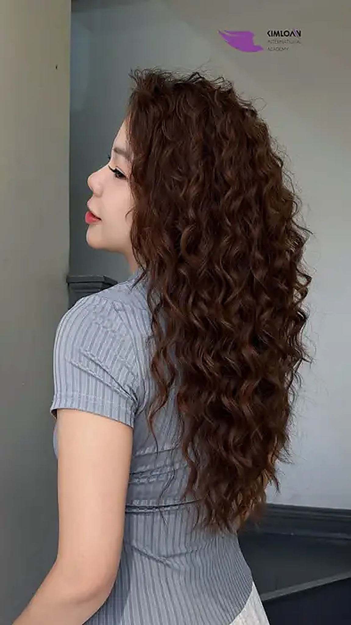 Tóc Mỏng Nhưng Thích Xoăn Lớn? Bí Quyết Uốn Jelly Perm Giữ Độ Bồng Tự Nhiên Cùng Kim Loan Hair Salon - Góc chụp chi tiết 1