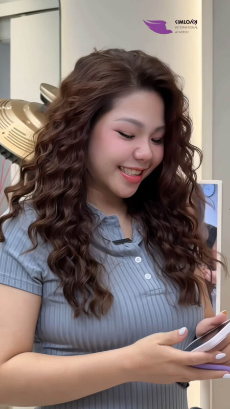 Tóc Mỏng, Mặt Tròn Nên Uốn Kiểu Gì? Bí Quyết Uốn Jelly Perm Vừa Phồng Đẹp Vừa Tôn Mặt Tại Kim Loan 1 Tóc Mỏng, Mặt Tròn Nên Uốn Kiểu Gì? Bí Quyết Uốn Jelly Perm Vừa Phồng Đẹp Vừa Tôn Mặt Tại Kim Loan 1