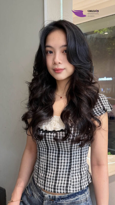 Uốn Jelly Perm Cho Tóc Sợi Bông Xù: Giải Pháp “Cứu Cánh” Biến Khuyết Điểm Thành Đỉnh Cao Phong Cách Tại Kim Loan Hair Salon 1 Uốn Jelly Perm Cho Tóc Sợi Bông Xù: Giải Pháp “Cứu Cánh” Biến Khuyết Điểm Thành Đỉnh Cao Phong Cách Tại Kim Loan Hair Salon 1